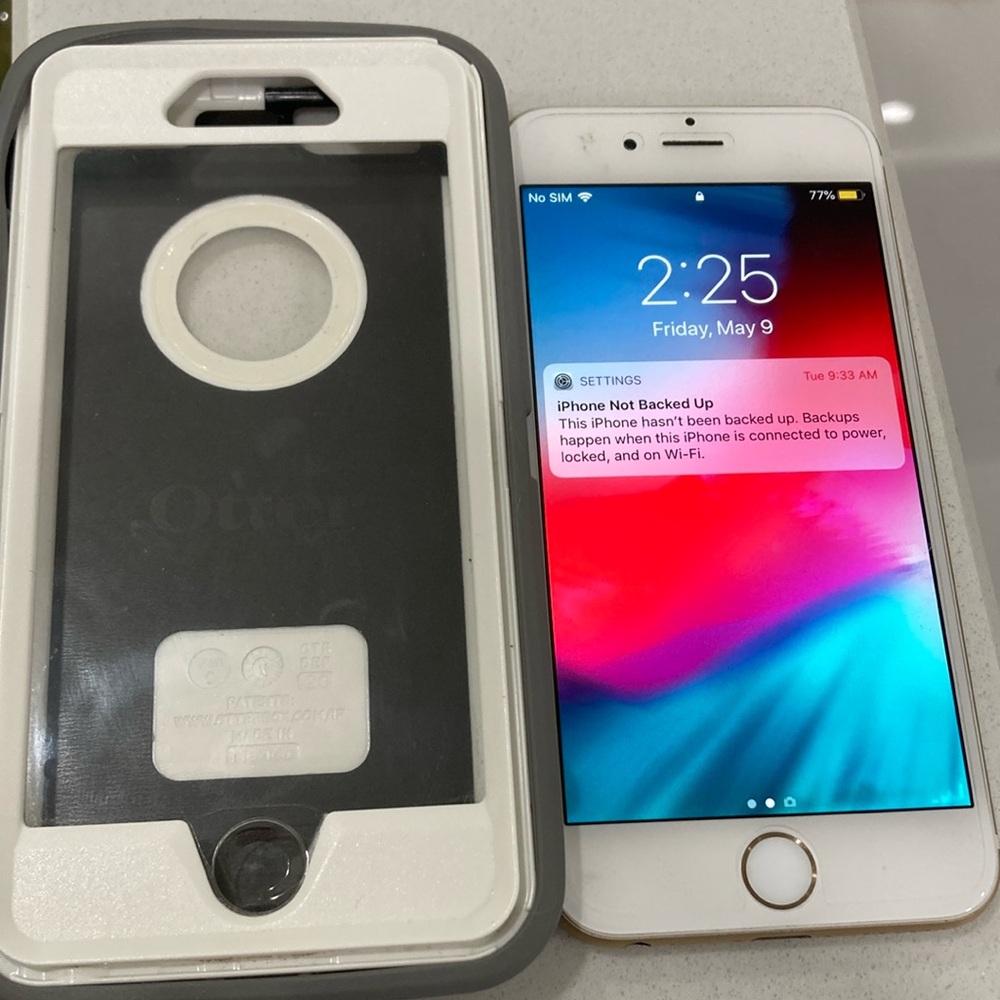iPhone 6 unlocked gold 16gb with otter box slight screen issue